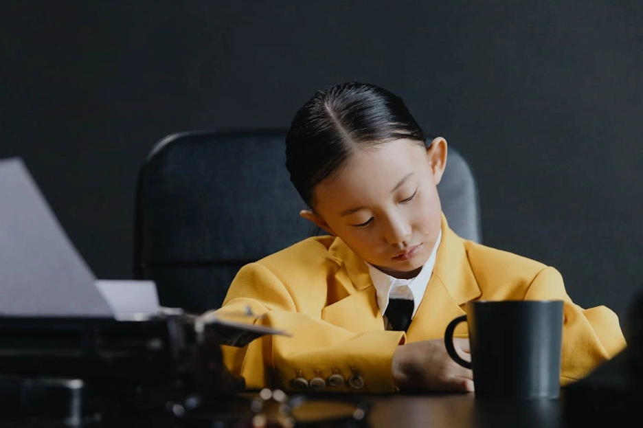 Professionista concentrato che lavora in un ufficio moderno e minimalista.